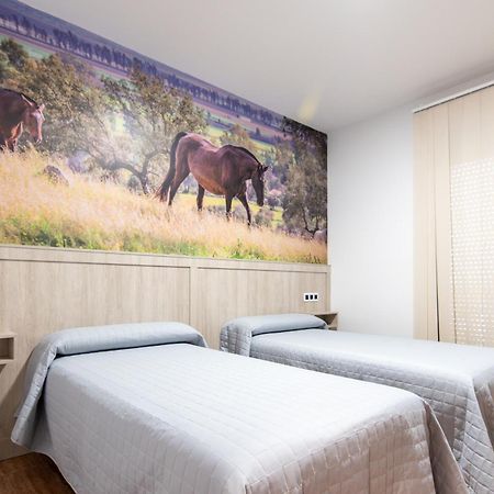 Hostal Vinuela San Pedro de Merida Esterno foto